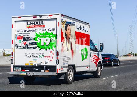 23 settembre 2020 Fremont / CA / USA - U-Haul van viaggiando sulla superstrada; U-Haul è un'azienda americana che offre soluzioni di movimento fai da te Foto Stock