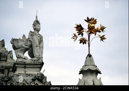 Antica scultura in stile lanna sulla pagoda nel tempio di Saen Fang , Chiangmai Thaiand Foto Stock