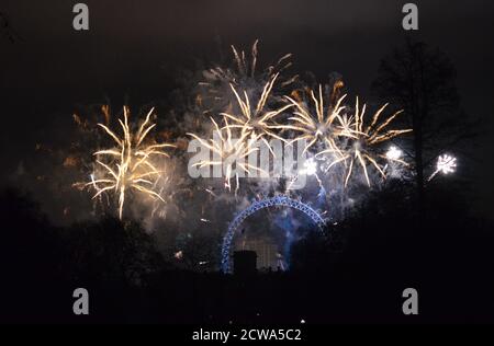 Lo skyline di Londra è illuminato da fuochi d'artificio che si vedono nella Anno nuovo Foto Stock