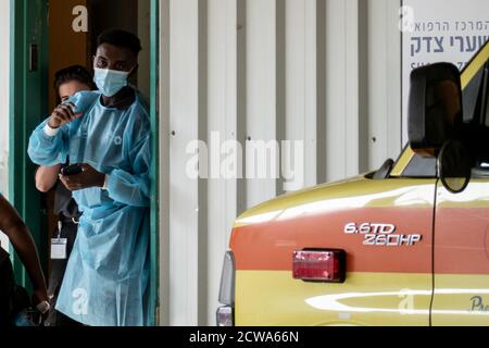 Gerusalemme, Israele. 29 Settembre 2020. Gli operatori sanitari si sforzano di far fronte all'impennata di vittime COVID-19 nello Share Zedek Medical Center, mentre gli ospedali di tutto il paese lottano per raggiungere la capacità. Israele ha superato, a partire da oggi, anche gli Stati Uniti in Coronavirus morti pro capite. Credit: NIR Alon/Alamy Live News Foto Stock