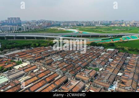 (200929) -- SHANTOU, 29 settembre 2020 (Xinhua) -- Foto aerea scattata il 29 settembre 2020 mostra la superstrada Shantou-Jiexi e le abitazioni popolari lungo la superstrada a Shantou, provincia del Guangdong della Cina meridionale. La superstrada Shantou-Jiexi, lunga 86.5 km, che collega Shantou City e la Contea di Jiexi in Guangdong, è prevista per essere aperta al traffico entro la fine di quest'anno. La superstrada ridurrà ulteriormente il tempo di viaggio tra la parte orientale di Guangdong e la zona della Grande Baia di Guangdong-Hong Kong-Macao, rafforzando al contempo i legami economici tra le due regioni. (Xinhua/Liu Dawei) Foto Stock