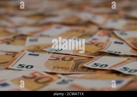 Un sacco di 50 banconote in euro sparse sul pavimento. È possibile utilizzarlo come sfondo univoco. È disponibile anche uno spazio per la copia. Foto Stock