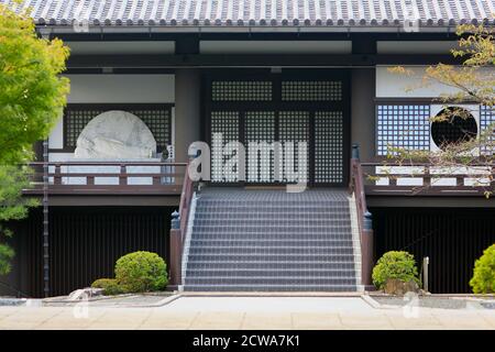 Kyoto, Giappone - 23 novembre 2007: La facciata dell'edificio principale del Tempio di Daiun-in con la statua in marmo del Buddha reclinato. Kyoto. Giappone Foto Stock