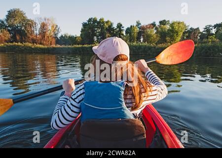 Donna che pagaia il kayak sul fiume o lago Foto Stock