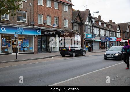 Una fila di negozi a Orpington High Street, Kent Foto Stock
