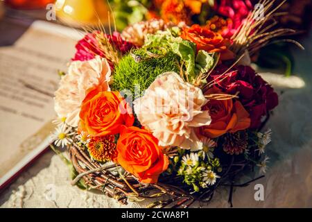 Bouquet di sposa nel tema autunnale. Foto Stock