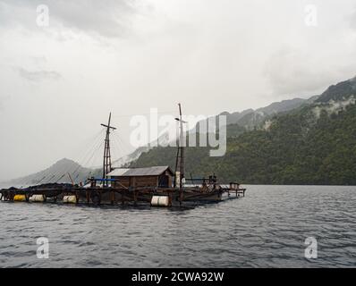 Maluku centrale, Indonesia Febbraio, 2018: Bagang casa è una casa galleggiante nel mezzo dell'oceano fatto da pescatori indonesiani per catturare il pesce di notte. Foto Stock