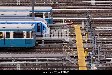 Monaco, Germania. 29 Settembre 2020. I treni della metropolitana Münchner Verkehrsgesellschaft (MVG) si trovano in un deposito presso la stazione della metropolitana di Fröttmaning. Nell'attuale ciclo di contrattazione collettiva, Verdi chiede il 4.8 per cento in più di paga per i 2.3 milioni di dipendenti del settore pubblico a livello nazionale, ma almeno 150 euro in più al mese. Credit: Sven Hoppe/dpa/Alamy Live News Foto Stock