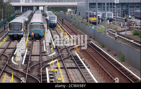 Monaco, Germania. 29 Settembre 2020. I treni della metropolitana Münchner Verkehrsgesellschaft (MVG) si trovano in un deposito presso la stazione della metropolitana di Fröttmaning. Nell'attuale ciclo di contrattazione collettiva, Verdi chiede il 4.8 per cento in più di paga per i 2.3 milioni di dipendenti del settore pubblico a livello nazionale, ma almeno 150 euro in più al mese. Credit: Sven Hoppe/dpa/Alamy Live News Foto Stock