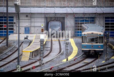 Monaco, Germania. 29 Settembre 2020. I treni della metropolitana Münchner Verkehrsgesellschaft (MVG) si trovano in un deposito presso la stazione della metropolitana di Fröttmaning. Nell'attuale ciclo di contrattazione collettiva, Verdi chiede il 4.8 per cento in più di paga per i 2.3 milioni di dipendenti del settore pubblico a livello nazionale, ma almeno 150 euro in più al mese. Credit: Sven Hoppe/dpa/Alamy Live News Foto Stock