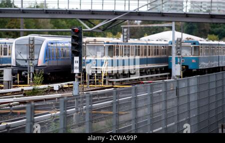 Monaco, Germania. 29 Settembre 2020. I treni della metropolitana Münchner Verkehrsgesellschaft (MVG) si trovano in un deposito presso la stazione della metropolitana di Fröttmaning. Nell'attuale ciclo di contrattazione collettiva, Verdi chiede il 4.8 per cento in più di paga per i 2.3 milioni di dipendenti del settore pubblico a livello nazionale, ma almeno 150 euro in più al mese. Credit: Sven Hoppe/dpa/Alamy Live News Foto Stock