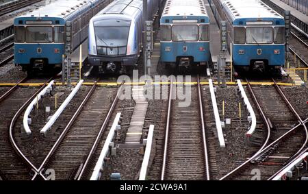 Monaco, Germania. 29 Settembre 2020. I treni della metropolitana Münchner Verkehrsgesellschaft (MVG) si trovano in un deposito presso la stazione della metropolitana di Fröttmaning. Nell'attuale ciclo di contrattazione collettiva, Verdi chiede il 4.8 per cento in più di paga per i 2.3 milioni di dipendenti del settore pubblico a livello nazionale, ma almeno 150 euro in più al mese. Credit: Sven Hoppe/dpa/Alamy Live News Foto Stock