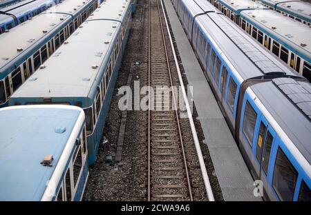 Monaco, Germania. 29 Settembre 2020. I treni della metropolitana Münchner Verkehrsgesellschaft (MVG) si trovano in un deposito presso la stazione della metropolitana di Fröttmaning. Nell'attuale ciclo di contrattazione collettiva, Verdi chiede il 4.8 per cento in più di paga per i 2.3 milioni di dipendenti del settore pubblico a livello nazionale, ma almeno 150 euro in più al mese. Credit: Sven Hoppe/dpa/Alamy Live News Foto Stock