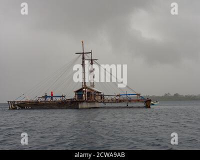 Maluku centrale, Indonesia Febbraio, 2018: Piattaforma di pesca chiamata Bagang al mare di banda vicino all'isola di Seram. BAGANG è uno strumento per la cattura del pesce in mare, Foto Stock