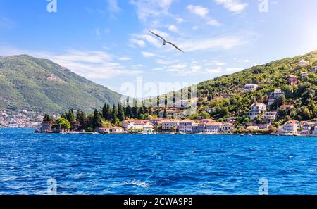 Mare Adriatico nella baia di Cattaro, Montenegro Foto Stock