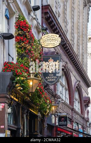 Facciata anteriore di alto livello del pub Argyll Arms in Argyll Street, Soho, Londra, Inghilterra, Regno Unito Foto Stock