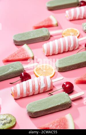 Diversi tipi di frutta e una varietà di Popsicle Foto Stock