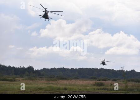 Rapid Trident perfora su un poligono di tiro, vicino a Lviv, Ucraina, 06 settembre 2018. La fase pratica delle esercitazioni militari internazionali Rapid Trident-2018, il più grande esercizio di terra congiunto delle forze armate ucraine e delle unità dell'esercito straniero, è iniziata nel campo di addestramento di Yavoriv. Truppe ucraine e unità militari di stati partner addestrati per contrastare l'aggressione armata in una guerra ibrida. Un totale di 2,500 truppe provenienti da 14 paesi hanno partecipato ai Rapid Trident Drills di quest'anno. gli stati partecipanti sono la Gran Bretagna, il Canada, la Georgia, la Lituania, la Turchia, la Polonia e la Germania. Foto Stock