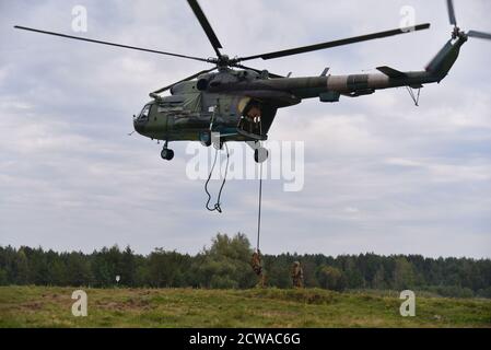 Rapid Trident perfora su un poligono di tiro, vicino a Lviv, Ucraina, 06 settembre 2018. La fase pratica delle esercitazioni militari internazionali Rapid Trident-2018, il più grande esercizio di terra congiunto delle forze armate ucraine e delle unità dell'esercito straniero, è iniziata nel campo di addestramento di Yavoriv. Truppe ucraine e unità militari di stati partner addestrati per contrastare l'aggressione armata in una guerra ibrida. Un totale di 2,500 truppe provenienti da 14 paesi hanno partecipato ai Rapid Trident Drills di quest'anno. gli stati partecipanti sono la Gran Bretagna, il Canada, la Georgia, la Lituania, la Turchia, la Polonia e la Germania. Foto Stock