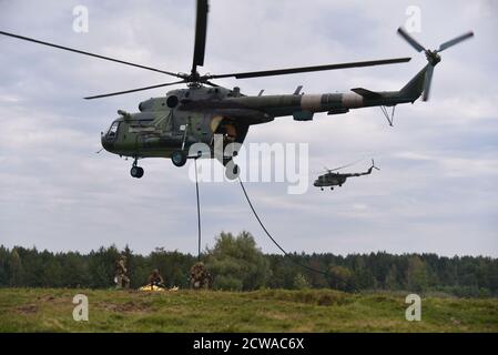 Rapid Trident perfora su un poligono di tiro, vicino a Lviv, Ucraina, 06 settembre 2018. La fase pratica delle esercitazioni militari internazionali Rapid Trident-2018, il più grande esercizio di terra congiunto delle forze armate ucraine e delle unità dell'esercito straniero, è iniziata nel campo di addestramento di Yavoriv. Truppe ucraine e unità militari di stati partner addestrati per contrastare l'aggressione armata in una guerra ibrida. Un totale di 2,500 truppe provenienti da 14 paesi hanno partecipato ai Rapid Trident Drills di quest'anno. gli stati partecipanti sono la Gran Bretagna, il Canada, la Georgia, la Lituania, la Turchia, la Polonia e la Germania. Foto Stock