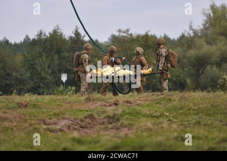 Rapid Trident perfora su un poligono di tiro, vicino a Lviv, Ucraina, 06 settembre 2018. La fase pratica delle esercitazioni militari internazionali Rapid Trident-2018, il più grande esercizio di terra congiunto delle forze armate ucraine e delle unità dell'esercito straniero, è iniziata nel campo di addestramento di Yavoriv. Truppe ucraine e unità militari di stati partner addestrati per contrastare l'aggressione armata in una guerra ibrida. Un totale di 2,500 truppe provenienti da 14 paesi hanno partecipato ai Rapid Trident Drills di quest'anno. gli stati partecipanti sono la Gran Bretagna, il Canada, la Georgia, la Lituania, la Turchia, la Polonia e la Germania. Foto Stock