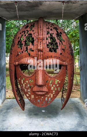 Rappresentazione del casco Sutton Hoo a Sutton Hoo vicino a Woodbridge, Suffolk, a cura del National Trust. Foto Stock