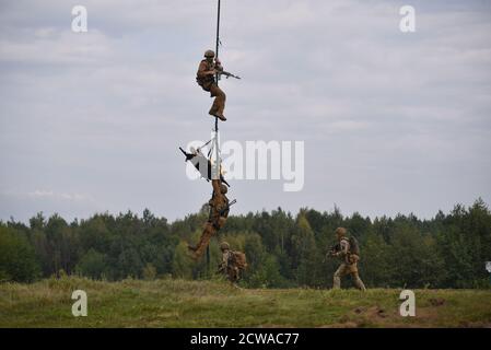 Rapid Trident perfora su un poligono di tiro, vicino a Lviv, Ucraina, 06 settembre 2018. La fase pratica delle esercitazioni militari internazionali Rapid Trident-2018, il più grande esercizio di terra congiunto delle forze armate ucraine e delle unità dell'esercito straniero, è iniziata nel campo di addestramento di Yavoriv. Truppe ucraine e unità militari di stati partner addestrati per contrastare l'aggressione armata in una guerra ibrida. Un totale di 2,500 truppe provenienti da 14 paesi hanno partecipato ai Rapid Trident Drills di quest'anno. gli stati partecipanti sono la Gran Bretagna, il Canada, la Georgia, la Lituania, la Turchia, la Polonia e la Germania. Foto Stock