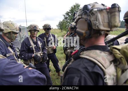 Rapid Trident perfora su un poligono di tiro, vicino a Lviv, Ucraina, 06 settembre 2018. La fase pratica delle esercitazioni militari internazionali Rapid Trident-2018, il più grande esercizio di terra congiunto delle forze armate ucraine e delle unità dell'esercito straniero, è iniziata nel campo di addestramento di Yavoriv. Truppe ucraine e unità militari di stati partner addestrati per contrastare l'aggressione armata in una guerra ibrida. Un totale di 2,500 truppe provenienti da 14 paesi hanno partecipato ai Rapid Trident Drills di quest'anno. gli stati partecipanti sono la Gran Bretagna, il Canada, la Georgia, la Lituania, la Turchia, la Polonia e la Germania. Foto Stock