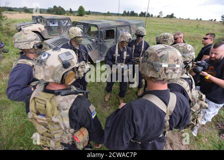 Rapid Trident perfora su un poligono di tiro, vicino a Lviv, Ucraina, 06 settembre 2018. La fase pratica delle esercitazioni militari internazionali Rapid Trident-2018, il più grande esercizio di terra congiunto delle forze armate ucraine e delle unità dell'esercito straniero, è iniziata nel campo di addestramento di Yavoriv. Truppe ucraine e unità militari di stati partner addestrati per contrastare l'aggressione armata in una guerra ibrida. Un totale di 2,500 truppe provenienti da 14 paesi hanno partecipato ai Rapid Trident Drills di quest'anno. gli stati partecipanti sono la Gran Bretagna, il Canada, la Georgia, la Lituania, la Turchia, la Polonia e la Germania. Foto Stock