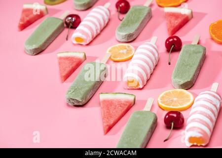 Diversi tipi di frutta e una varietà di Popsicle Foto Stock