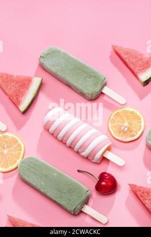 Diversi tipi di frutta e una varietà di Popsicle Foto Stock