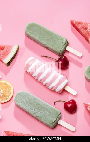 Diversi tipi di frutta e una varietà di Popsicle Foto Stock