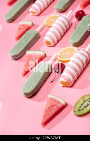 Diversi tipi di frutta e una varietà di Popsicle Foto Stock