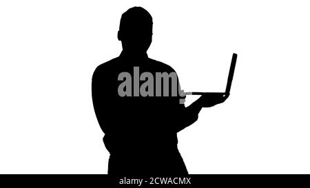 Silhouette che parla con il giovane africano della macchina fotografica con il laptop in ciao Foto Stock