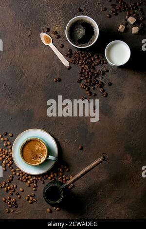 Varietà di tazze di carta di caffè americano e latte contro il caffè turco in tazza di ceramica e cezve, cucchiaio di legno riciclato di zucchero di canna, caffè in grani o Foto Stock