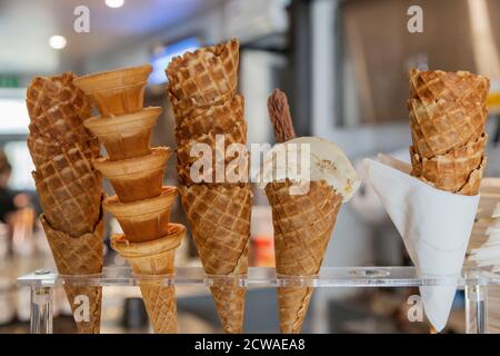 Coni gelato in un vassoio di plastica Foto Stock