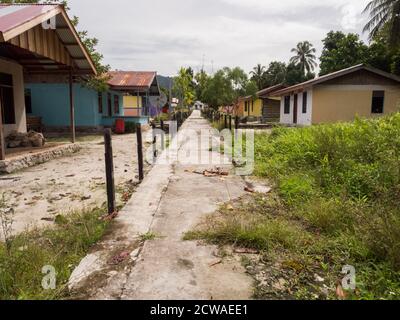 Kensi, Arguni, Indonesia - 01 febbraio 2018: Case colorate in legno in un piccolo villaggio nella foresta tropicale indonesiana. Bird's Head Peninsula, ovest Foto Stock