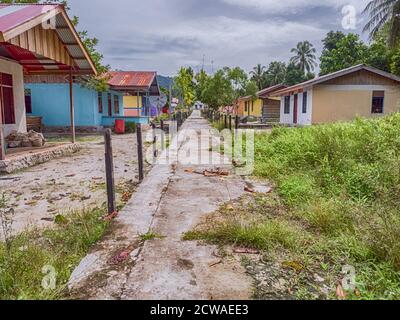 Kensi, Arguni, Indonesia - 01 febbraio 2018: Case colorate in legno in un piccolo villaggio nella foresta tropicale indonesiana. Bird's Head Peninsula, ovest Foto Stock