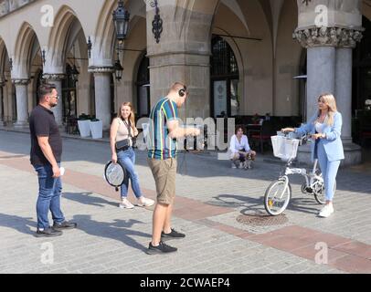 Cracovia, Malopolska/Polonia - 16.09.2020: Telecamera troupe ripresa di scene pubblicitarie con fotocamera portatile davanti a Cloth Hall (Sukiennnice). Foto Stock