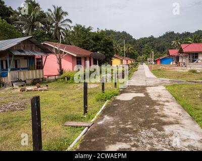 Kensi, Arguni, Indonesia - 01 febbraio 2018: Case colorate in legno in un piccolo villaggio nella foresta tropicale indonesiana. Bird's Head Peninsula, ovest Foto Stock