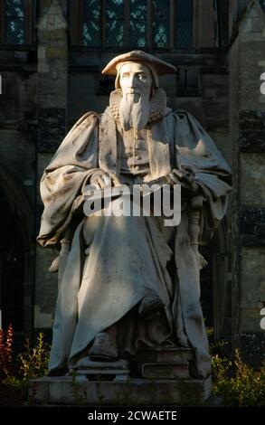 Statua dello scrittore e teologo Richard Hooker, la Cattedrale, Exeter, Devon, Inghilterra Foto Stock