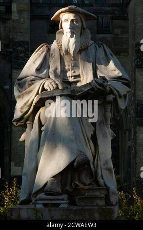 Statua dello scrittore e teologo Richard Hooker, la Cattedrale, Exeter, Devon, Inghilterra Foto Stock