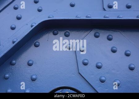 Cracovia. Cracovia. Polonia. Struttura in acciaio rivettato del ponte verniciato blu. Foto Stock