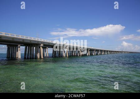 Il vecchio e nuovo ponte Seven Mile collega le Keys alla terraferma, Key West, Florida, USA Foto Stock