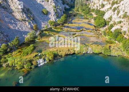 Canyion del fiume Krupa con cascate a Velebit Foto Stock