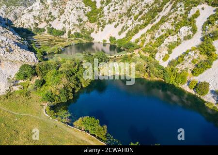 Fiume Krupa con lago e cascate Foto Stock