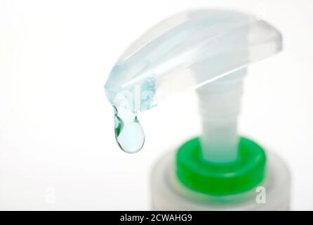 ultima goccia di gel antibatterico per le mani in dispenser per contenitori in plastica Foto Stock