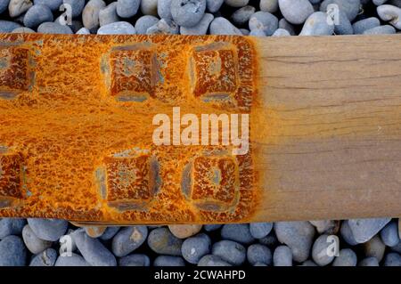 vecchi rivetti in metallo arrugginito con agenti atmosferici su groyne di legno, sheringham, norfolk del nord, inghilterra Foto Stock