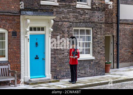 Membro della Guardia Coldstream in servizio alla Torre di Londra, Londra EC3 Foto Stock