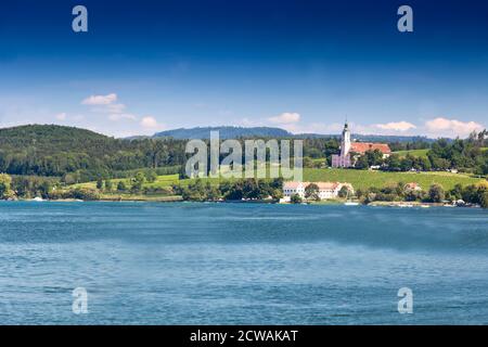 Vista sul Lago di Costanza, vicino a Uhldingen all'orizzonte la chiesa del pellegrinaggio Birnau , Lago di Costanza, Baden-Württemberg, Germania, Europa Foto Stock